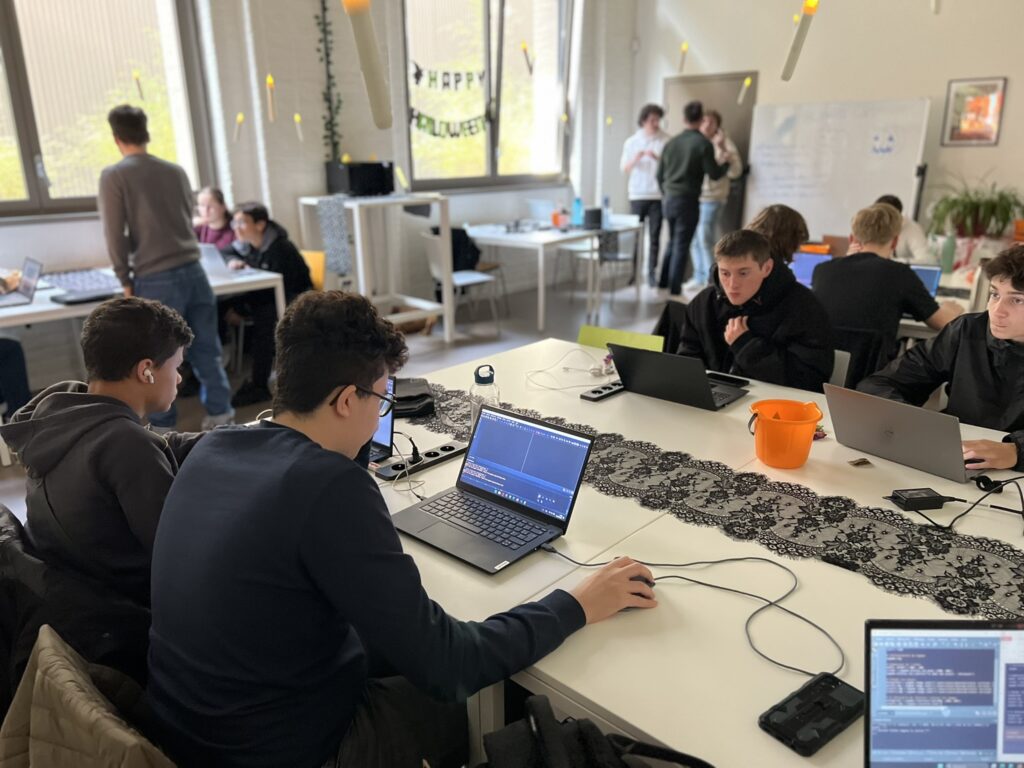 Atelier programmation Mulhouse : les lycéens sont en train de coder lors du Halloween Camp 2025