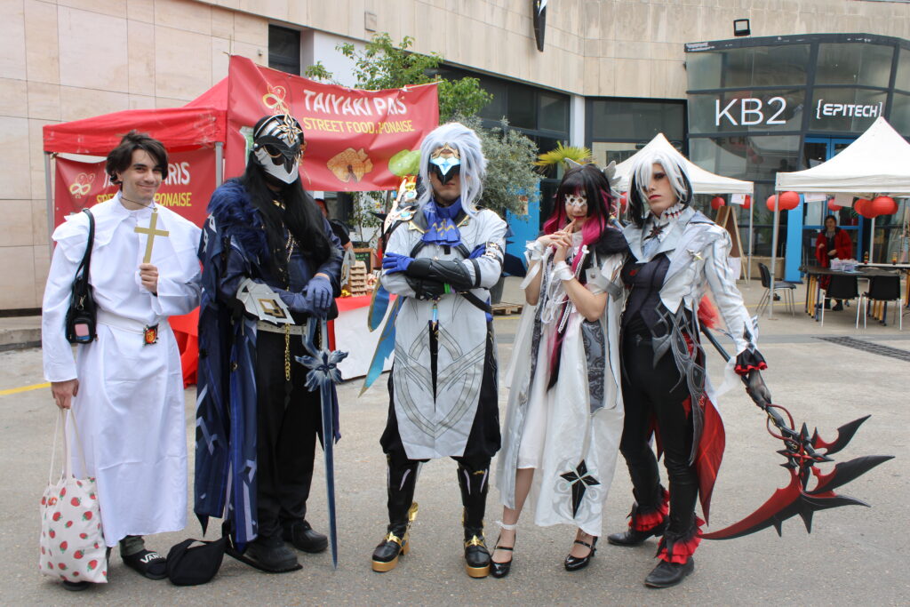 Participants à la convention EPITANIME par Epitech. Habillés de cosplays et fans de mangas.