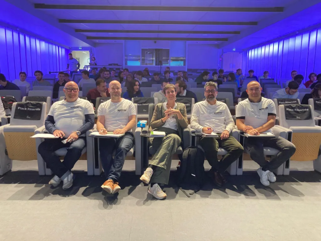 jury évaluant les pitchs hackathon fraude bancaire 2025 top école informatique Epitech Lyon