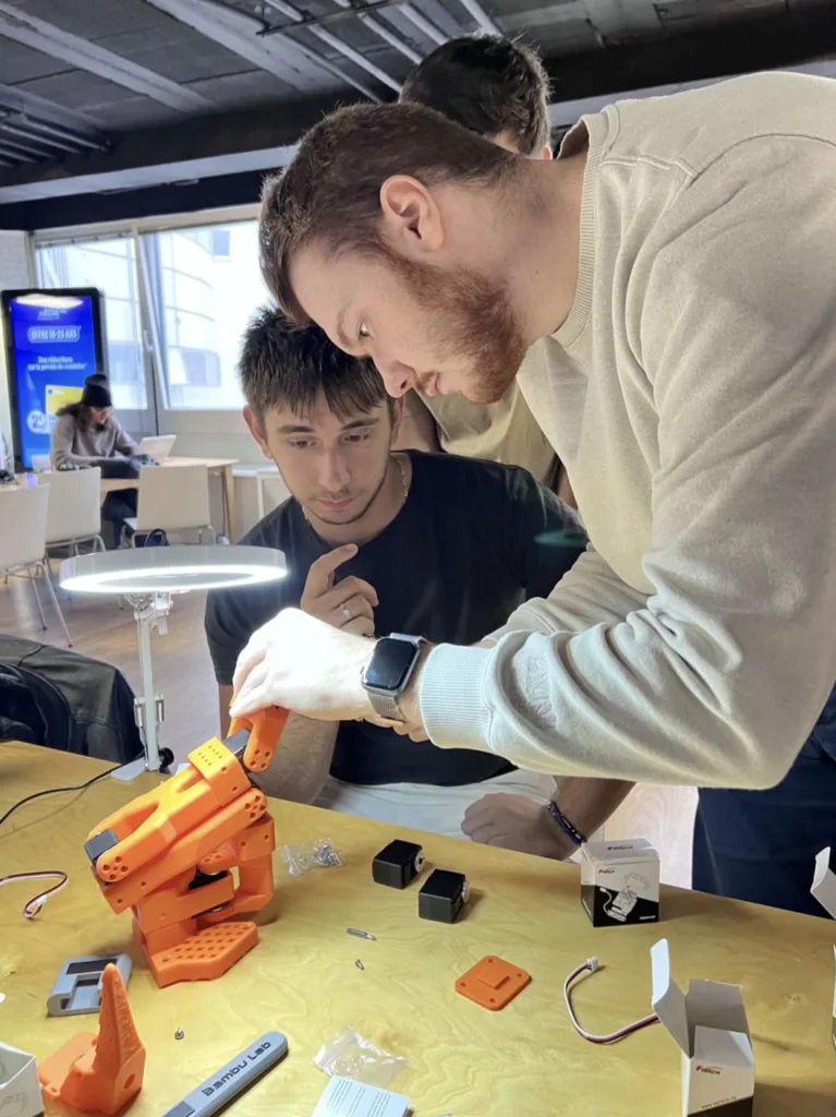 LeRobot arrive à Epitech&nbsp;: quand les étudiants construisent et entraînent les bras robotiques de demain